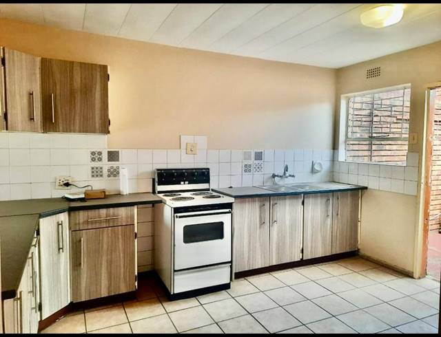 3 BEDROOM TOWNHOUSE FOR SALE IN VANDERBIJLPARK CE 3